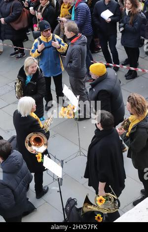 La flashmob orchestrale « Music for Peace » se joue lors d'une manifestation contre l'invasion de l'Ukraine par la Russie 06/03/22 - Londres, Royaume-Uni Banque D'Images