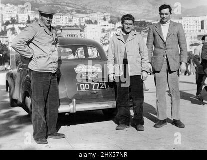 Concurrents australiens dans Monte Carlo Rally -- l'équipe australienne photographiée à Monte Carlo - de gauche à droite :- Lex Davison, Stan Jones et Tong Gage, avec leur Holden car 2,166 cme. Pour la deuxième année consécutive, la Grande-Bretagne a remporté le rallye Monto Carlo, qui s'est terminé dimanche à Monte Carlo. L'équipe australienne de Glasgow, a terminé 64the dans le rallye, et a été neuvième dans la course d'accélération - arrêt - accélération - avec Lex Davison au volant. 28 janvier 1953. (Photo de Fox photos Ltd.). Banque D'Images