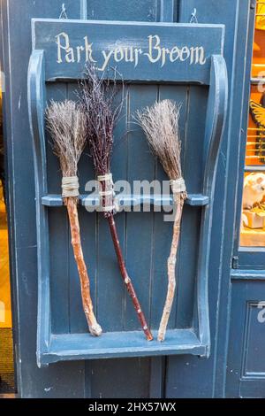 Panneau « Park Your Broom », signalisation, à l'entrée de Harry Potter inspiré « The Shop that must be not be named » le long de la rue Shambles,pittoresque,antique,médiévale,dans,York,ville,centre,populaire,touristique,attraction,de,dans,North Yorkshire,Yorkshire,Nord-est Angleterre,Angleterre,Angleterre,Angleterre,Royaume-Uni,GB,Great Bratiain,Europe,britannique, Banque D'Images