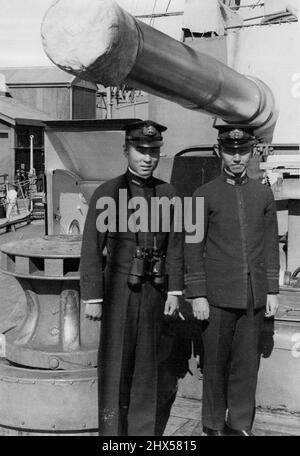 Deux Princes impériaux japonais (à gauche) le prince Tadahiko Asaka, fils du prince Yasuhiko, major-général de l'armée japonaise. Le prince Asa-Akira Kuni, commandant de la Lieut, frère aîné de l'actuelle impératrice du Japon. 22 avril 1935. Banque D'Images