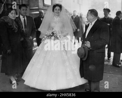 Invités royaux à London Wedding -- de gauche à droite, la princesse Mairmunah, le prince Aman, la mariée et le prince Ahmad.le prince Ahmad, fils du sultan et de Johore et ancien premier ministre de l'État malais, était un invité au mariage de Zena Preston, 20 et Jack Gray, 28, À la New West End Synagogue, Bayswater, Londres, aujourd'hui 20 février. Avec le prince se trouvaient sa femme, la princesse Mairmunah, et leur fils, la princesse Aman. Prince Aman est un ami de la mariée, qui vient d'Australie, ils ont rencontré à Perth.les parents de Gray ont voyagé 11 000 miles d'Australie pour le mariage. Mlle Preston vient de Bro Banque D'Images