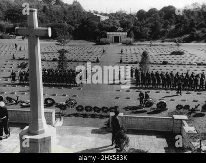 Lors des cérémonies du jour du souvenir tenues au cimetière de guerre du Commonwealth de Yokohama, au Japon, des couronnes ont été déposées au sanctuaire du souvenir par des diplomates de premier rang au Japon et des représentants de l'armée. Ici, des couronnes et deux gardes d'honneur ornent le devant du Temple du souvenir au cimetière de guerre du Commonwealth à Yokohama à l'occasion du jour du souvenir, tandis que les Sentinels brident la Croix. 23 novembre 1954. (Photo par Brit COM PR photo) Banque D'Images