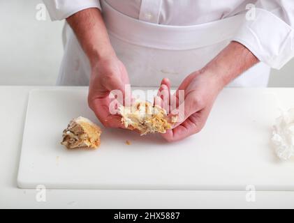 Préparation du crabe cuit, retrait de la viande de crabe à la main Banque D'Images