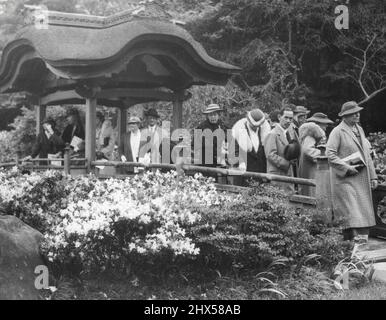 American Garden Colu Party -- Les membres de la fête du club de jardin dans le Sankei-en qu'ils ont inspectée le 13 mai immédiatement après leur arrivée à Yokohama et où ils ont été officiellement accueillis par le maire de Yokohama, M. Onishi.membres de la partie du club de jardin américain qui sont arrivés à Yokohama le 13 mai à bord du N.Y.K. Liner Chichibu-maru de San Francisco, a visité le Sankei-en, le célèbre beau jardin japonais situé dans un endroit pittoresque à Honmoku, Yokohama, propriété privée de M. Tomitaro Hara, chef de la célèbre société de soie du même nom et célèbre artiste paysagiste. Mai 14 Banque D'Images