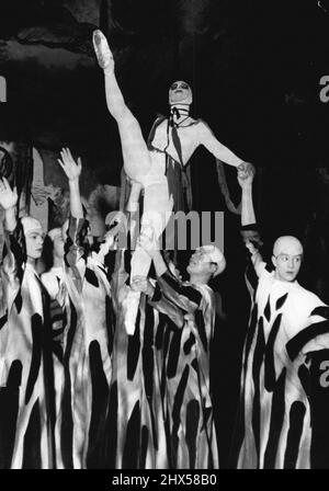 Danse des Furies - cette scène impressionnante montre la danse des Furies à Hadies, avec Ballerina July Drapal comme fureur de tête. C'est à partir de la nouvelle production du Ballet de l'Opéra de Vienne "orpheus" D'IGOR strawinski que le compositeur a écrit après la guerre à l'instigation de George Balanchine, le célèbre chorégraphe. Le ballet, qui a été produit pour la première fois en 1948 à New York, suit l'histoire bien connue d'Orpheus et d'Eurydike, et possède de nombreuses scènes impressionnantes et une musique passionnante. 01 mai 1954. (Photo de Paul Popper, Paul Popper Ltd.). Banque D'Images