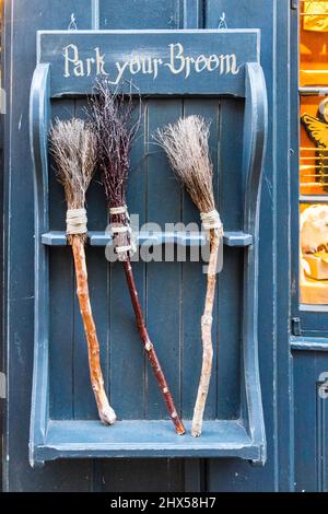 Panneau « Park Your Broom », signalisation, à l'entrée de Harry Potter inspiré « The Shop that must be not be named » le long de la rue Shambles,pittoresque,antique,médiévale,dans,York,ville,centre,populaire,touristique,attraction,de,dans,North Yorkshire,Yorkshire,Nord-est Angleterre,Angleterre,Angleterre,Angleterre,Royaume-Uni,GB,Great Bratiain,Europe,britannique, Banque D'Images