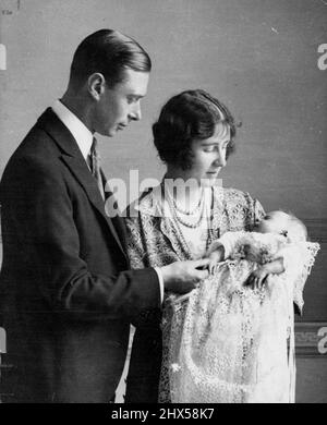 Le mariage royal d'argent -- le Roi et la Reine, puis le duc et la duchesse de York, photographiés avec leur fille première-née, Elizabeth, maintenant la duchesse d'Édimbourg, en 1926, l'année de sa naissance. Une route d'État du Palais de Buckingham à la cathédrale Saint-Paul pour un service spécial de commémoration marquera le vingt-cinquième anniversaire du mariage de leurs Majestés le Roi et la Reine le lundi 26th avril. 17 avril 1948. (Photo par Banque D'Images