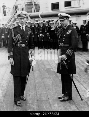 Une photo prise à bord du pont du cuirassé à Plymouth, montrant le prince de Galles (plus tard le roi Edward VIII) à droite - saluant et son frère, le duc de York, maintenant le roi George VI La photo a été prise en relation avec la tournée du Prince de Galles au Japon et à l'est. 21 juin 1922. (Photo de Reuterphoto) Banque D'Images