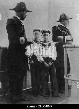 Quatre hommes qui ont pris le trône anglais: George V, Edward VIII, George VI et Edward VII ensemble dans le yacht royal. 28 décembre 1936. Le roi Edward VII du Royaume-Uni (à droite) avec son fils Prince George, le prince de Galles, plus tard George V (à gauche), et ses petits-fils, le prince Edward du pays de Galles, plus tard Edward VIII, et le prince Albert du pays de Galles, plus tard George VI Prise par la reine Alexandra, épouse d'Edward VII. Imprimé dans le livre-cadeau de Noël de la reine Alexandra, publié pour charité par le Daily Telegraph, Londres, 1908. Banque D'Images