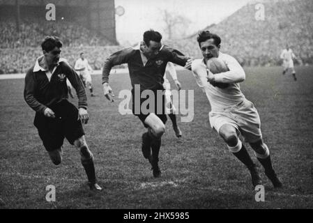 L'Angleterre et le pays de Galles dessinent à Twickenham -- D.W. Swarbrick (Angleterre) tente une rupture suivie de près par deux Welshmen. Le pays de Galles et l'Angleterre ont participé à un tirage au sort - 3 points après une dure bataille de rugby à Twickenham, Londres. 17 janvier 1948. (Photo de Sport & General Press Agency, Limited). Banque D'Images