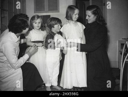 Temps de montage. C'est comme une répétition de robe pour ces jeunes qui seront les accompagnateurs au mariage de Miss Rosemary Grimston (à droite) à l'acteur et amateur Jockey Edward Underdown le 10 février. Les plus jeunes sont (de gauche à droite) Sarah Seyf, fille de Lady Cathleen Seyfried Jonathan Clyde, fils de Lady Elizabeth Clyde' et de Lady Caroline Cadogan, fille de Earl Cadogan. 27 janvier 1953. (Photo par photo de contrat de courrier quotidien) Banque D'Images