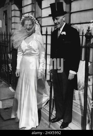 Sir Alexander donne sa fille à Sir Alexander Cadogan, représentant britannique des nations unies, photographiée avec sa fille Gillian comme la gauche de leur maison à Cadogan place, Londres pour son mariage à M. Patrick Crichton à St. Peter's Churgh, rue Vere, aujourd'hui, 1 octobre. Sir Alexander est venu à Londres pour la cérémonie de service officiel à Paris. 01 octobre 1948. (Photo par photo de presse associée) Banque D'Images