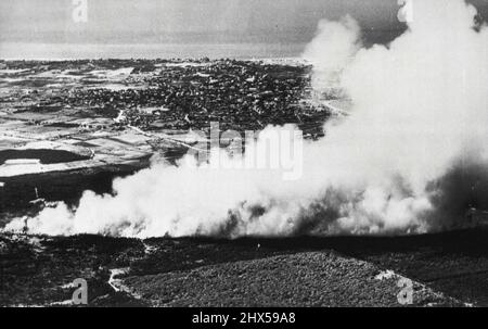 Forest Fire Rages on Island -- Un énorme panache de fumée s'échappe en plein ciel, tandis qu'un broussailles et des courses de feu de forêt traversent les bois de cette île du complexe. Il a menacé l'aéroport et a brûlé plus de plusieurs kilomètres carrés avant d'être contrôlé. La ville de Nantucket se présente en arrière-plan. 24 juillet 1949. (Photo par AP Wirephoto).