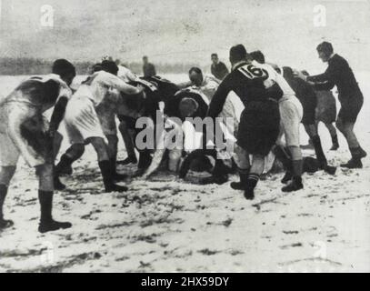 Dans des conditions étranges aux Australiens. Dans la neige de Glasgow le Kiwis (NZ. L'armée XV) a battu les universités écossaises 57-3 . Syd Roi des 1927 Waratahs a dit que les Waratahs avaient une expérience similaire de jeu contre Somerset à Bristol. La paille qui avait été parsemée au-dessus du sol la nuit précédente avait été emportée par une tempête de neige, laissant le champ blanc avec de la neige et gelé dur. Les Waratahs ont joué sous la protestation et ont gagné 13-4. 24 mars 1946. Banque D'Images