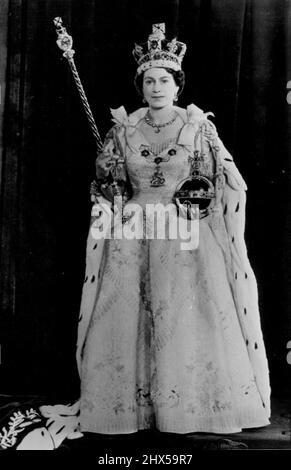 Sa Majesté la Reine -- la reine Elizabeth II porte la couronne impériale et les robes de couronnement comme elle pose hier dans la salle du trône de Buckingham Palace à la suite des cérémonies de couronnement. Le jeune monarque tient le Scepter avec la croix dans sa main droite et l'Orbe dans sa main gauche. 03 juin 1953. (Photo par AP Wirephoto). Banque D'Images