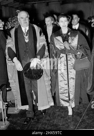 La princesse reçoit une bourse honoraire du Collège royal des chirurgiens la princesse Elizabeth, vêtue de ses robes et portant son rouleau, quitte le Collège royal des chirurgiens, Lincoln's Inn Fields après avoir reçu la bourse honoraire du Collège. Elle est accompagnée du Président Sir Cecil Wakley. 05 décembre 1951. Banque D'Images