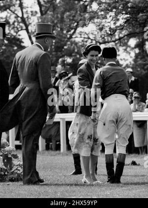 La reine se met à la main pour Royal Jockey -- la reine secoue la main avec son jockey, W.H. Carr, dans le paddock d'Epsom, Surrey, au jour le jour (vendredi). Carr était sur le point de monter à bord de l'Ange fichu de la Reine dans les piquets Oaks, le classique des fillies. Elle n'a pas été placée dans la course, qui a été remportée par l'entrée française Sun Cap. 4 juin 1954. (Photo de Reuterphoto). Banque D'Images