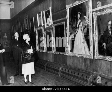 Queen voit son portrait à l'exposition de Londres - la Reine, programme en main voit un portrait d'elle-même lors de sa visite à l'exposition de la Société royale des peintres de portrait à 195, Piccadilly, Londres, ce soir (mardi). 16 décembre 1952. (Photo de Reuterphoto). Banque D'Images