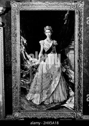 Portrait de S.M. la reine Elizabeth par Simon Elwes. Simon Elwes le nouveau tableau de sa Majesté la reine a été commandé par le président et les officiers du mess de la salle des gardes, la caserne navale royale de Portsmouth. Sa Majesté a été très heureuse de s'asseoir pour l'artiste dans son studio qu'elle a visité à douze reprises. Un portrait de grande simplicité et grâce, il montre la Reine dans une robe de blanc et bleu, portant l'étoile et le Riband du Garter. Sur sa tête se trouve le diadème porté par sa grand-mère, la reine Marie, quand elle aussi a été peinte par l'artiste. 30 avril 1955. (Photo par Camera Press). Banque D'Images