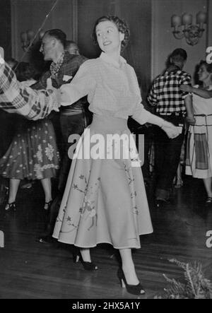 La princesse se rend gay à Ottawa Barn-Dance -- Un coéquipier à chèque balance le gaily habillé et souriant princesse ronde pendant la grange-danse à Rideau Hall aux instructions criées de l'appelant. L'aspect officiel de la visite royale de Ganada a été détendu le vendredi 12th octobre, lorsque la princesse Elizabeth et le duc d'Édimbourg ont assisté à une danse traditionnelle en grange qui s'est tenue au Rideiau Hall. Ottawa, siège du gouverneur général. Viscount Alexander. Le couple royal et le reste des invités portaient le costume de danse de grange accepté, la jupe de princesse a dirndl et le chemisier paysan Banque D'Images