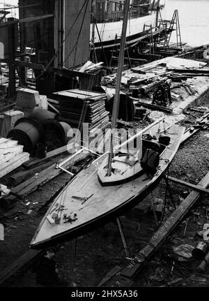 New Royal Racing Yacht près de l'achèvement -- regardant vers le bas sur les lignes de garniture du nouveau yacht royal que les ouvriers la préparent pour ***** À Gosport. Un nouveau yacht royal de course de la classe Dragon, mariage présenté à la princesse Elizabeth et au duc d'Édimbourg du club de voile de l'île (île de Wight), est en voie d'achèvement aux chantiers de Gosport, Hants, où elle est construite. Le yacht, qui est de plus de 29 pieds de long, a été nommé Bluebottle, et sera vu dans le Solent cette semaine pour l'étirement de voile. On espère que le navire sera officiellement présenté à leurs Altesses Royales à Cowes. Juin Banque D'Images