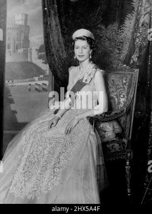 Queen's Portrait in London Show - le portrait de la Reine, par Edward Halliday, qui est suspendu à l'exposition de la Société royale des peintres en portrait, prévisualisé au jour le jour (jeudi) aux Galeries du Royal Institute à piccadilly, Londres. Le portrait a été vu plus tard dans le jour par les Duchesses de Kent et Gloucester. 17 novembre 1955. (Photo de Reuterphoto). Banque D'Images