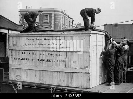 Les poupées des princesses arrivent avec 20 trunks qui prennent la feuille de bâche ****** grande caisse à son arrivée à la ***** Arms Goods Station, Londres, S.E. à jour. France et Marianne, les poupées présentées par les enfants de France à la princesse Elizabeth et à la princesse Margaret Roses sont arrivées à Londres à ce jour, ils ont voyagé avec deux voitures-jouets et 20 bagages contenant des grenouille de la dernière mode. L'emballage pèse ***** . 11 août 1938. (Photo de Totopique Press). Banque D'Images