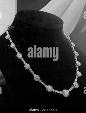 Les joyaux de la princesse en vedette -- le diamant de la princesse en photo à un aperçu à Olympia à jour (vendredi). Bijoux en diamant présentés à la princesse Elizabeth de HRH à l'occasion de son mariage et des cadeaux faits à son anniversaire de 21st ainsi qu'à d'autres événements pendant sa tournée sud-africaine, prenez la fierté de place à la Foire des diamants britanniques, Un département de la British Industries Fair qui ouvre ses portes le 3rd mai à Olympia et Birmingham. Le plus grand diamant du monde - le diamant de la rivière Woyie 770 carat - est également exposé dans une fleur unique dont la pierre forme le centre. 30 avril 1948. (P Banque D'Images