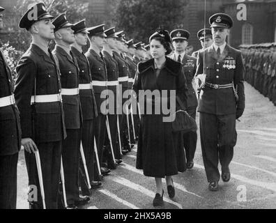 Princesse Elizabeth au Fighter Command H.Q. - La princesse Elizabeth inspecte la garde d'honneur au commandement de Fighter H.Q. à ce jour. La princesse Elizabeth a effectué une visite quotidienne (vendredi) au quartier général du Commandement des chasseurs de la Royal Air Force au Prieuré de Bentley, Stanmore, Middlesex. La visite aurait dû avoir lieu plus tôt ce mois-ci, mais elle a été reportée en raison de l'indisposition de la princesse. 17 novembre 1950. (Photo de Reuterphoto). Banque D'Images