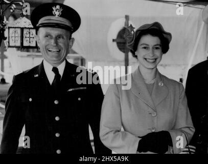 Sa Majesté Greets Lgén Gruenther -- sa Majesté semble avoir partagé une blague avec le général Gruenther. À bord de H.M.S. surprise, le navire agissant aujourd'hui comme Royal Yacht, la Reine a reçu ce matin des officiers supérieurs des marines représentées à Spithead, ainsi que d'autres chefs de service. Parmi eux se trouvait le lieutenant général A. Gruenther, chef d'état-major de S.H.A.P.E. 15 juin 1953. (Photo de Paul Popper Ltd.). Banque D'Images