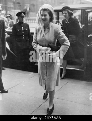 Queen and Princess at Royal College of Music - Une princesse Elizabeth souriante, portant un élégant chapeau de style turban à plumes, est arrivée à Kensington, cet après-midi (jeudi). La Reine, accompagnée de la princesse Elizabeth, faisant leur première apparition publique depuis leur retour de Balmoral, a assisté à un concert et à la distribution des prix au Collège royal de musique de Kensington, cet après-midi (jeudi). 16 octobre 1947. Banque D'Images