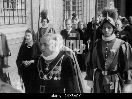 La princesse part après le public papal. - La princesse Elizabeth est vue ici en passant par la loggia Mantovani, la Cité du Vatican, suivie par le duc d'Édimbourg après leur audience avec le Pape Pie X11, entouré de gardes suisses. Et les officiels du Vatican. Derrière le duc se trouve Lady Palmer, Lady en attente de la princesse. 15 avril 1951. (Photo par photo de la presse associée). Banque D'Images