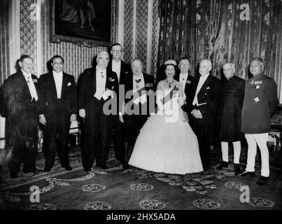 La famille du Commonwealth -- la reine Elizabeth, heureuse tête du commonwealth et charmante robe en crinoline de dentelle blanche, est photographiée avec les premiers ministres du commonwealth lorsqu'elle les a divertis pour dîner à Buckingham Palace, Londres, ce soir 2 février. Les ministres sont à Londres pour les pourparlers du commonwealth. De gauche à droite sont: Sir Godfrey Huggins (Fédération de l'Afrique centrale): M. Mohammed Ali (Pakistan): M. Robert Menzies (Australie): M. Charles Swart (Ministre de la Justice de l'Afrique du Sud qui représente son Premier Ministre): Sir Winston Churchill: M. Sidney Holland (New Z Banque D'Images