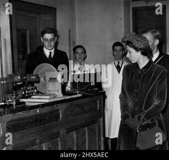 La Reine visite l'école Shrewsbury - la Reine regarde aujourd'hui un orgue électronique dans le laboratoire élémentaire de l'école Shrewsbury. La Reine, accompagnée du duc d'Édimbourg, a visité l'école Sherewsbury aujourd'hui. 17 mars 1953. (Photo de Paul Popper). Banque D'Images