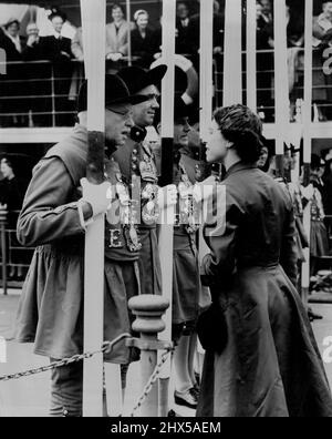 La Reine inspecte ses hommes d'eau -- Un gros plan sa Majesté la Reine discutant avec les hommes d'eau de la Reine sur Tower Pier avant de s'embarquer dans la Royal Barge après le déjeuner au Guildhall cet après-midi. Sa Majesté la Reine, accompagnée du duc d'Édimbourg et d'autres membres de la famille royale, a conduit aujourd'hui dans l'État jusqu'au Guildhall pour assister au déjeuner de la Corporation de Londres. Une partie du trajet de retour au Backingham Palace - de Tower Pier à Westminster - a été fait le long de la Tamise dans la Royal Barge. 12 juin 1953. (Photo de Fox photos). Banque D'Images