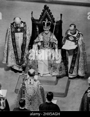 La Reine est couronnée. Elle est située dans la chaire de Saint-Édouard portant la couronne de Saint-Édouard, et flanquée de l'évêque de Bath et Wells (rt) et de l'évêque de Durham, et l'archevêque de Canterbury est au premier plan. Elle porte le Robs Royal, le Stole Royal, et dans sa main droite se trouve le Scepter avec la Croix, et dans sa gauche, le Rod avec le Dove de la Miséricorde. 2 juin 1953. Banque D'Images