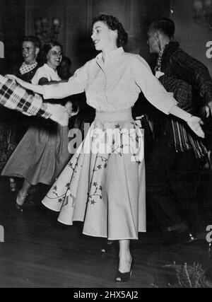 La princesse se rend gay à Ottawa Barn-Dance -- Un coéquipier à l'aide d'un chèque balance la princesse habillée et souriante lors de la danse de la grange à Rideau Hall, pour crier les instructions de l'appelant. L'aspect officiel de la tournée royale du Canada a été détendu le vendredi 12th octobre, lorsque la princesse Elizabeth et la Dyke d'Édimbourg ont assisté à une danse traditionnelle en grange à Rideau Hall, à Ottawa, où se trouvait le gouverneur général, le vicomte Alexander. Le couple royal, seul avec le reste des invités, portait le costume de danse de grange accepté, la jupe de princesse a dirndl et le chemisier paysan, th Banque D'Images