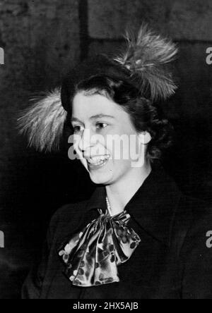 « Princess's prizewinning Fashion » H.R.H. la princesse Elizabeth a choisi un manteau de marron avec chapeau assorti, Et des gants et des plumes bleues pour la taille, quand elle a présenté des prix à la Chambre de commerce de Londres (Département de l'éducation commerciale) prix donnant pour les candidats à l'examen, aujourd'hui (lundi) le 'Cravat' de princesse a été d'assortir le bleu aux plumes dans son chapeau. À la ville de Guildhall de Londres. 27 mars 1950. (Photo de Fox photos). Banque D'Images