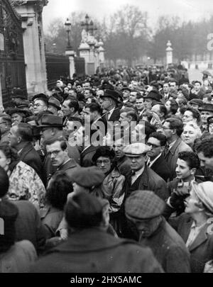 La foule se bloque toujours au Palais de Buckingham pour les dernières nouvelles de la naissance royale Une scène à l'extérieur de Buckingham Palace, Londres, juste avant le déjeuner aujourd'hui (lundi). Des foules affluent encore vers le Palais pour entendre les dernières nouvelles et lire les derniers bulletins concernant la santé de la princesse Elizabeth et de son fils né hier 15th. Novembre 1948. 24 novembre 1948. (Photo de Reuterphoto). Banque D'Images