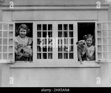 Royal Lodge Windsor. Juin 1936. - Reine Elizabeth et princesse Margaret à Windsor. Changement de mode, même dans les photographies royales. Contrats cela fait en 1936 et l'un des premiers "siestes" de la famille royale pris par Mme Sheridan, avec la photo naturelle et non posée du prince Andrew faite le mois dernier. La préférence royale pour le corgis reste inchangée. 15 juin 1953. (Photo de Camera Press Ltd.). Banque D'Images