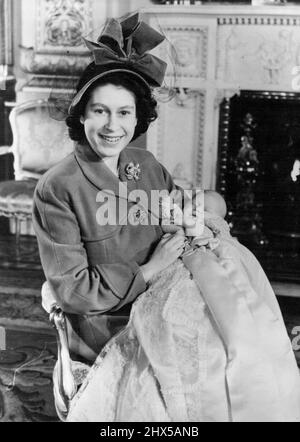 Bébé royal baptisé - première photo du prince Charles ici vu dans les bras de sa mère, la princesse Elizabeth - après que le bébé prince a été baptisé par le Dr Geoffrey Fisher, l'archevêque de Canterbury lors d'une cérémonie au Palais de Buckingham. Nommé Charles Philip Arthur George. 15 décembre 1948. Banque D'Images