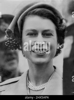 Dernier jour. La Reine et le duc d'Édimbourg quitteront l'Australie aujourd'hui à la fin d'une tournée triomphante de 56 jours. Dans cette photo, l'une des dernières prises de sa Majesté à Perth, nous voyons le sourire franc, amical, et la beauté douce que nous avons tous appris si bien. 1 avril 1954. Banque D'Images