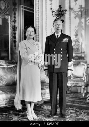 Pour le mariage royal. Le roi et la reine posent à Buckingham Palace -- le roi George, en uniforme d'amiral de la flotte, et la reine Elizabeth dans la salle de dessin blanc de Buckingham Palace, Londres - une photo spécialement posée en relation avec le mariage de leur fille aînée. La princesse Elizabeth, au lieutenant Philip Mountbatten, de la Marine royale, le 20 novembre. 14 octobre 1947. Banque D'Images