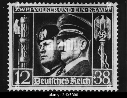 Côte à côte -- l'harmonie de l'axe semble être confirmée dans ce timbre nouvellement émis en Allemagne et portant les têtes de Mussolini et Hitler (à droite). La valeur du timbre est de 12 pfenning mais il y a un supplément de 38 pfennings qui va au fonds culturel d'Hitler. Cinquante pfennings équivaut à environ 20 cents au taux de change officiellement fixé par la reichsbank. 19 février 1941. (Photo par photo de presse associée). Banque D'Images