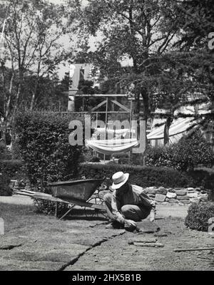 Les jardiniers du studio 20th Century-Fox sont occupés - très occupés - prenant soin des arbres, arbustes et pelouses. Ici, vous voyez un jardinier qui fait une belle pelouse pour un campus universitaire dans la photo 'Hold that Co-Ed'. 15 octobre 1938. (Photo de P.Davis). Banque D'Images