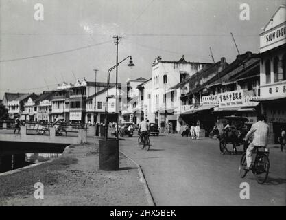 Tous les jours - les rues des vieux quartiers d'affaires de Batavia Rave ont été considérablement modernisées. Les routes étouffantes sont maintenant asphaltées et les ponts en bambou primitifs sont remplacés par des constructions en béton. La photo montre une partie de 'Kali Besar' à Batavia, vieux quartier d'affaires avec une population chinoise dense. 07 mai 1941. Banque D'Images