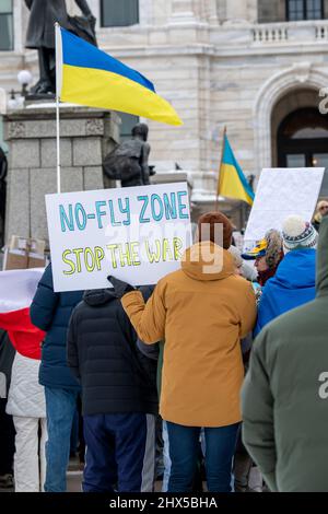 St. Paul, Minnesota. Les peuples se rassemblent pour soutenir le peuple ukrainien et la souveraineté de l'Ukraine et mettre fin à la guerre que la Russie mène contre eux. Banque D'Images