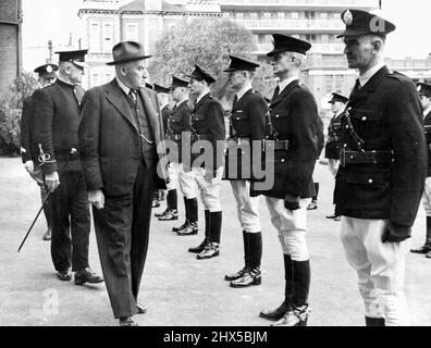 Parade de la police montée de Victoria pour une inspection par le commissaire Duncan des nouveaux uniformes de style avec lesquels ils ont été équipés en 1947. 25 septembre 1947. Banque D'Images
