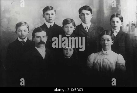 Le général Eisenhower en tant que garçon -- Dwight David Eisenhower, 12 ans, troisième des six fils de David J. et Ida Elizabeth (née Stover) Eisenhower pose pour un groupe familial de type Daguerre, en 1902. David, jeune et sérieux, est vu à l'extérieur à gauche - un poste qu'il a rapidement changé pour 'Center Field' quand il a pris le baseball. Son père (dont la famille était en Amérique depuis 1730) était à son tour agriculteur, ingénieur, machine à glace. - Au centre, en premier plan, est Milton Stover Eisenhower, 3 ans quand cette photo a été prise; il est maintenant président du Kansas State College, et a été, unitl 1943, Associated Direct Banque D'Images