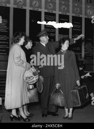Man in Blue commence le service - le « Man in Blue », agent d'information M. A. W. Hanna, a fait sa première apparition à la gare centrale ce matin. Ici, il dirige les voyageurs vers la plate-forme Tamworth de gauche sont Mme A Eagleton de Newtown, a vu ses sœurs au loin après qu'ils l'avaient rendu visite, Mlle Joyce Picton, M. Hanna, Mlle Shirley Picton. Les filles de Picton viennent de Tamworth. 26 juillet 1955. (Photo de Ronald Leslie Stewart/Fairfax Media). Banque D'Images